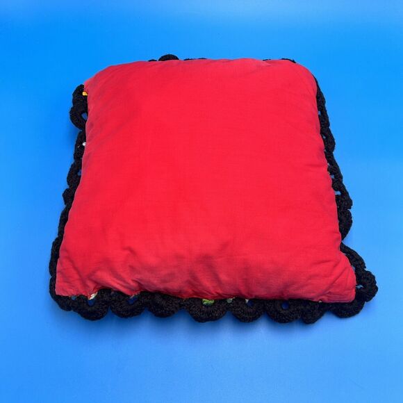 VTG Square Pillow Cover Granny Square Crocheted Yarn Black Flower Red Back 13x13 - Picture 2 of 3